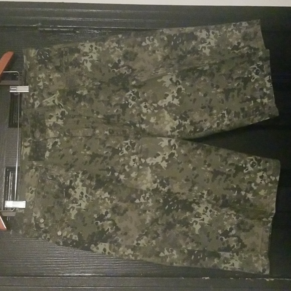 Men's Levi Baggy shorts,; Camouflage Green; Size W34 L12 - Picture 2 of 9